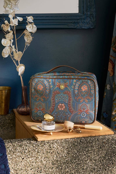 Beauty case Casey Jabali în decor