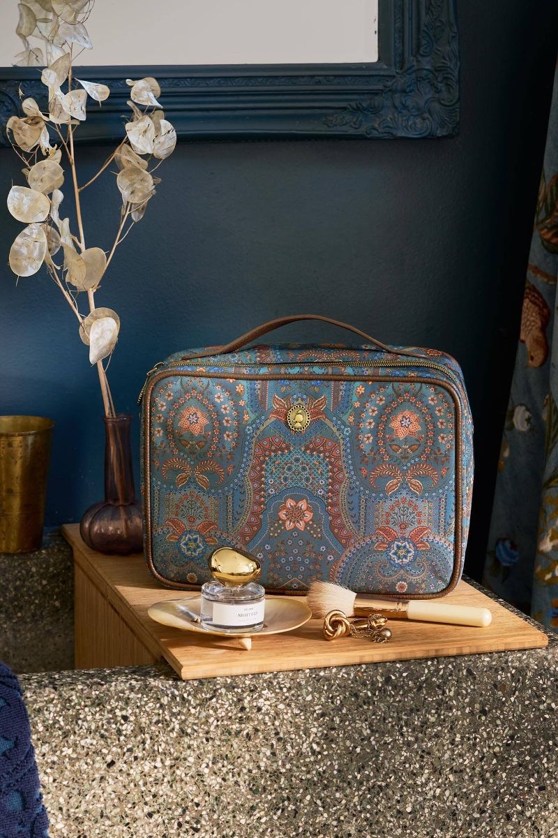 Beauty case Casey Jabali în decor