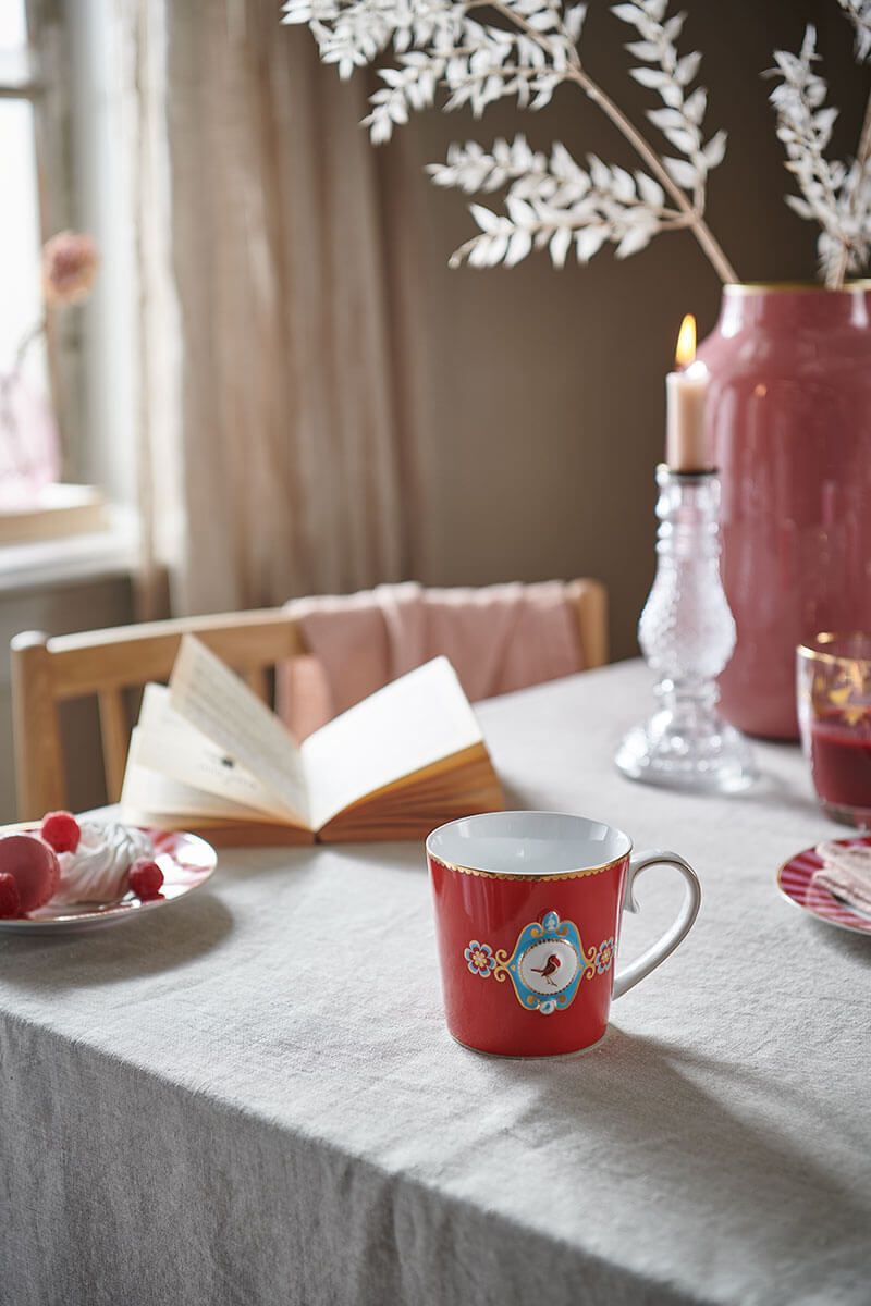 Набор из 2 больших кружек Love Birds Medallion в интерьере