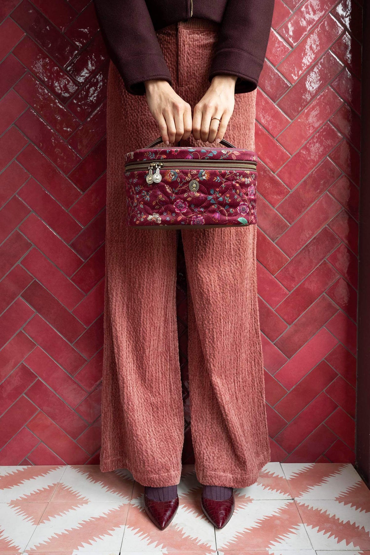 Бьюти-кейс Cleo Flora Bangalore в интерьере