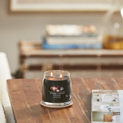 Lumanare parfumata medie Signature Black Coconut - Eclair.md