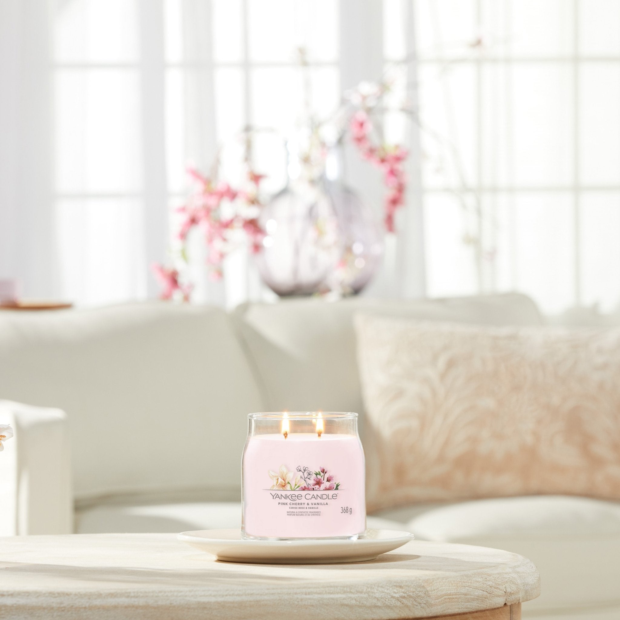 Lumanare parfumata medie Signature Pink Cherry & Vanilla - Eclair.md