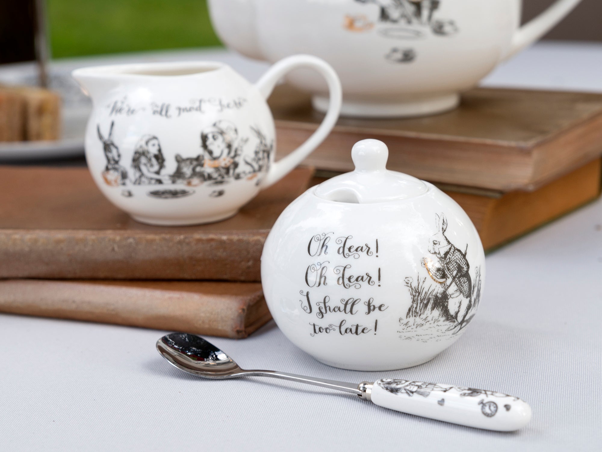 Set zaharnita si latiera Alice In Wonderland - Eclair.md